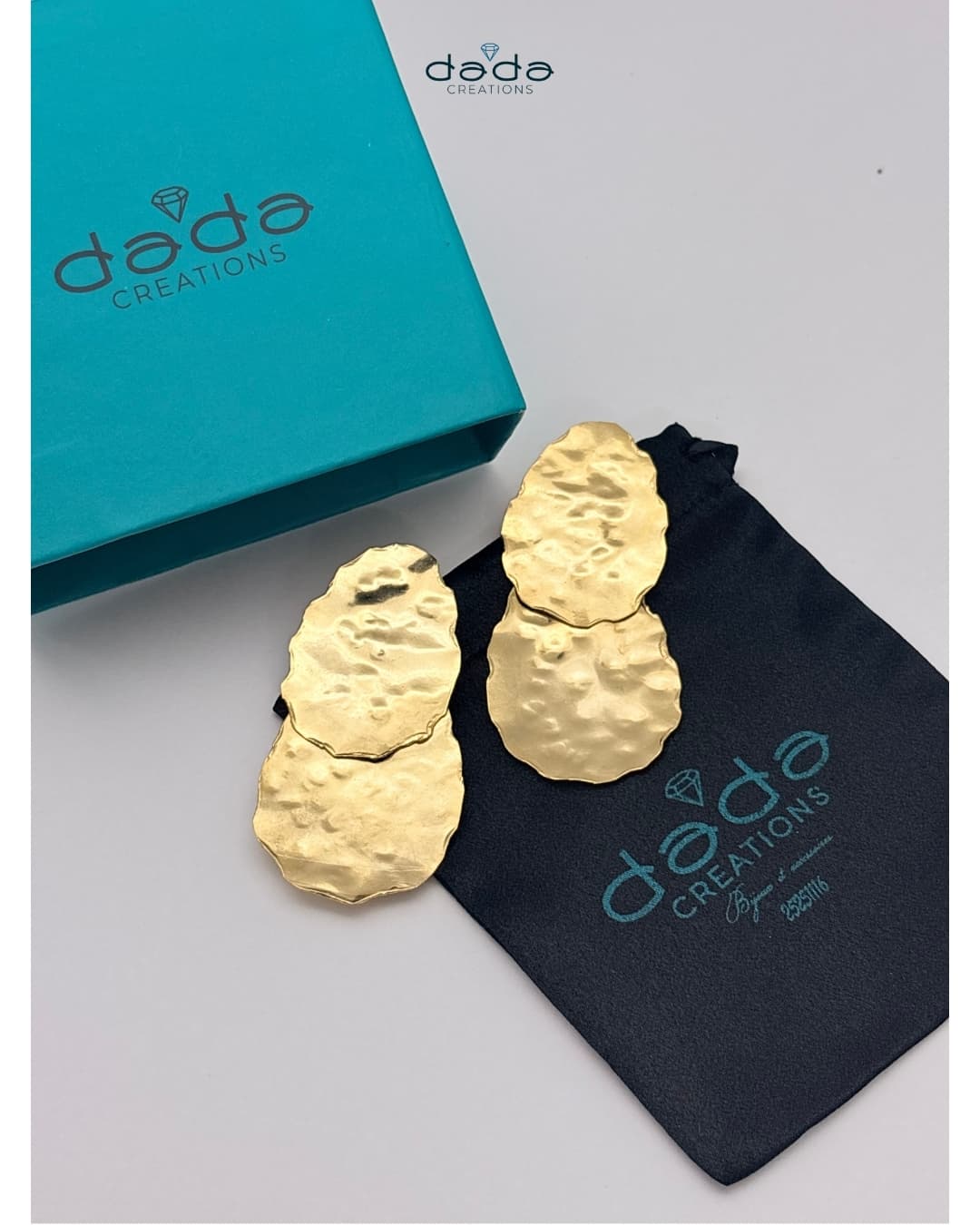 Boucles aux formes dorées, autre vue